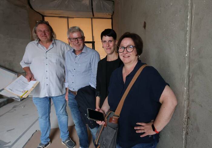 Die Projektbetreuer Thorsten Sperling vom Immo-Management, Ingo Drees vom Schulamt, Architektin Jacinta Fischer und Technikerin Gerti Balzer bei der Inspektion der Baustelle, © Markus Liesegang, Westfälischer Anzeiger