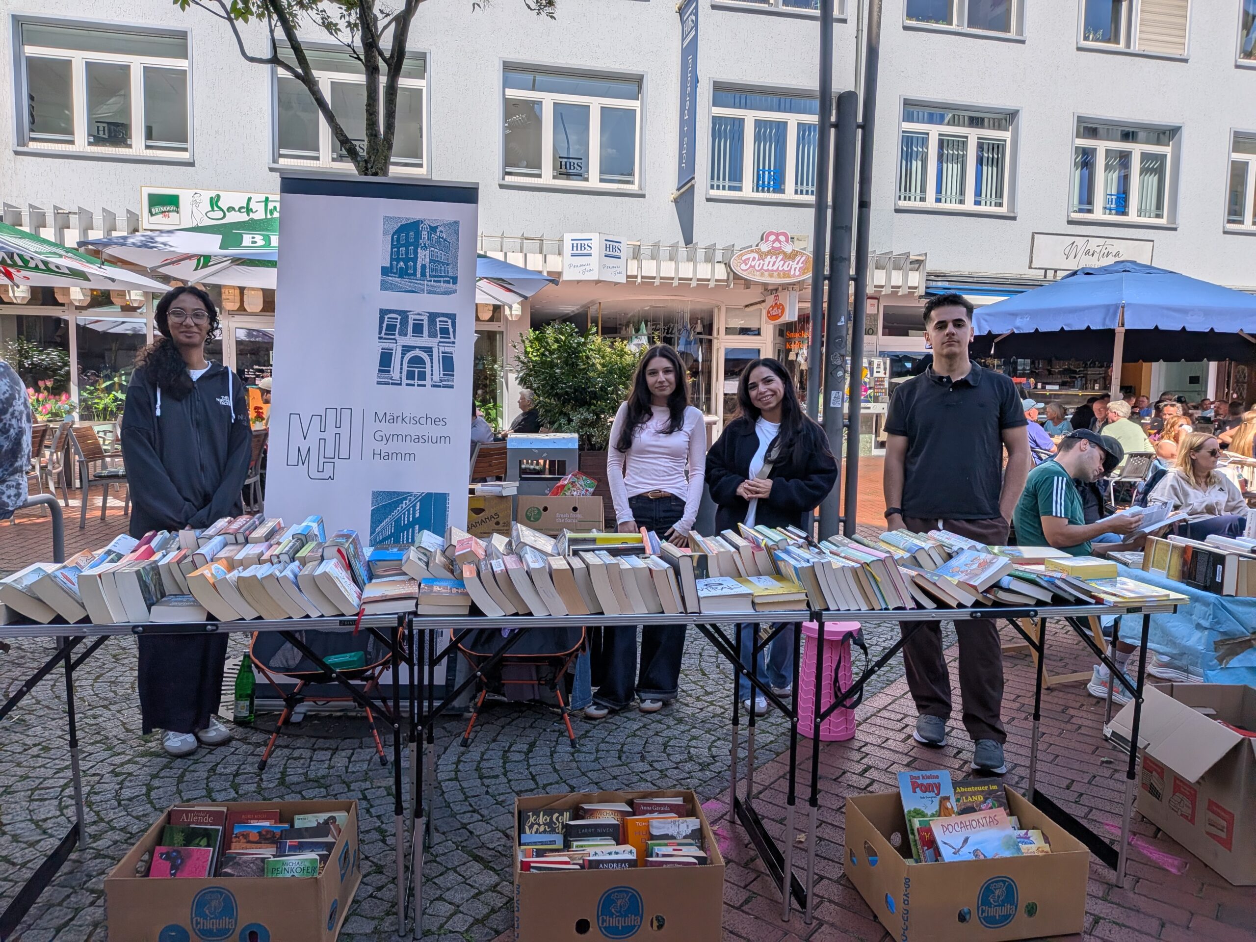 Verkaufsstand MGH-Stand auf dem Bücherflohmarkt | © Nina Böhnke, MGH